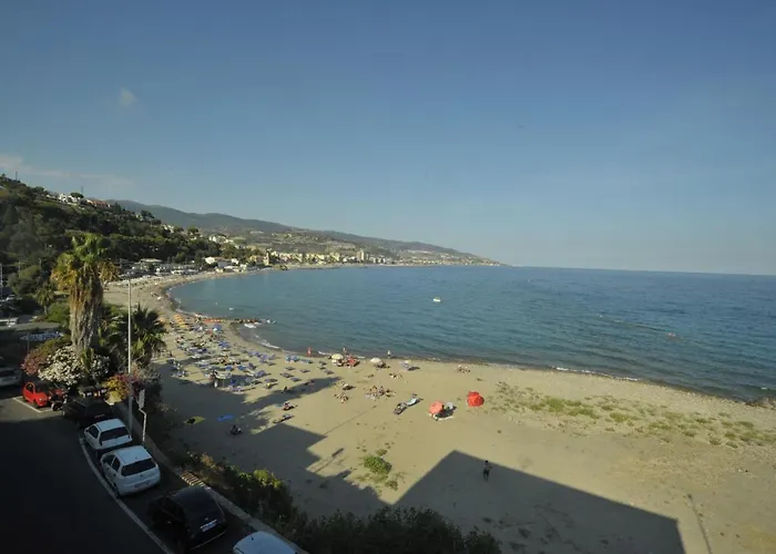 Albero Maestro On Bussana Seaside